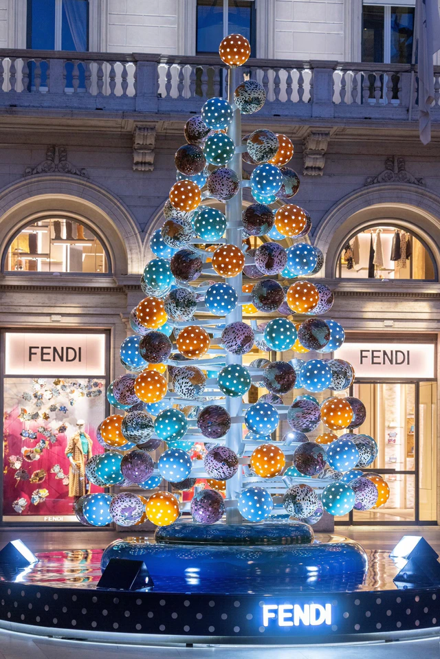 フェンディ 2025年ホリデーシーズン、バタフライモチーフのウィンドウディスプレイとローマの祝祭ツリーをクローズアップ
