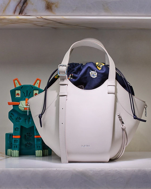 ロエベ ハンモック フリップ バッグ　カサロエベ銀座 限定色「ライトゴースト」