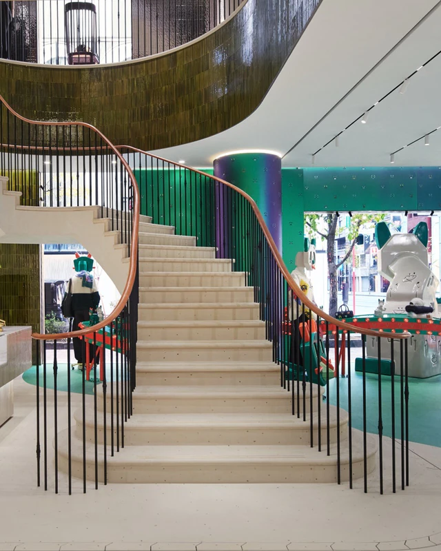 ロエベ「カサロエベ銀座」、マディグリーンのタイルとアートコレクションが彩る4層の旗艦空間