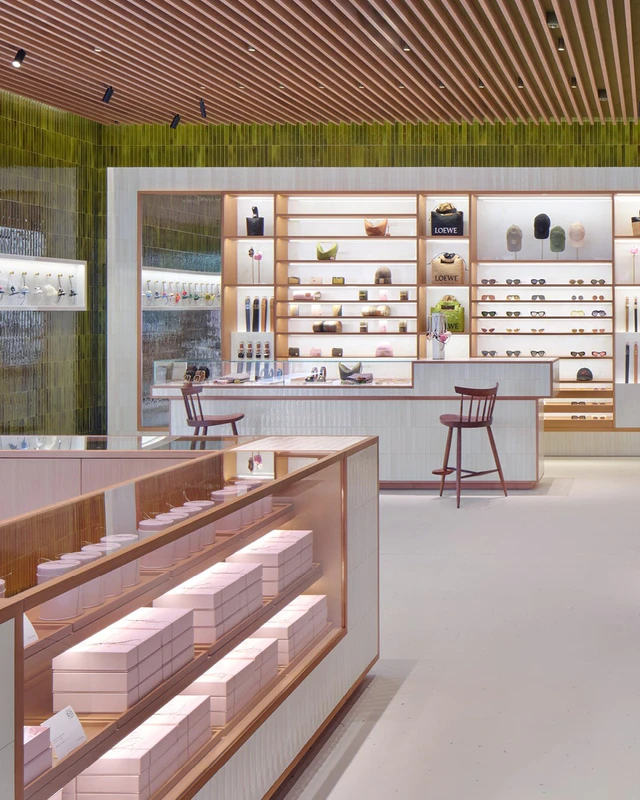 ロエベが銀座に構えた新拠点「カサロエベ銀座」、ファッションとクラフトが交差する4フロアの体験型ストア