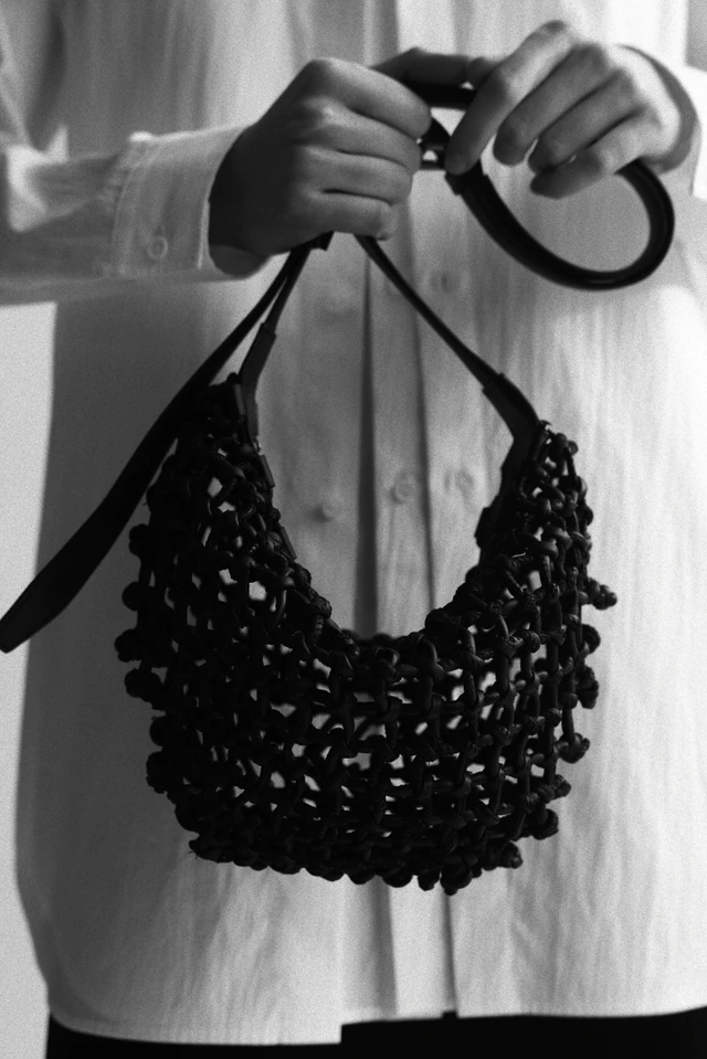 ヨウジヤマモト discord Yohji Yamamoto、新宿伊勢丹POP-UP STOREで出会うマクラメバッグと限定コレクション