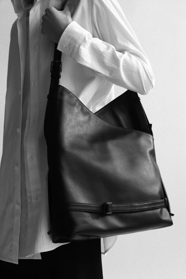 discord Yohji Yamamoto、新宿伊勢丹でPOP-UP STORE開催、職人マクラメ編みバッグが先行登場する冬のバッグスタイル