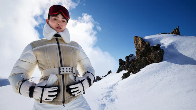 モンクレール グルノーブル2025年秋冬コレクション、クールシュヴェルのランウェイとアルペンのスターが集う山岳スタイル