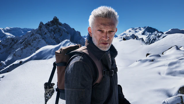 モンクレール グルノーブル2025年秋冬、テクニカルデニムとパファージャケットで更新するマウンテンライフと都市の装い