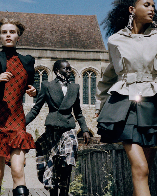 マックイーン 2026年春夏プレコレクション、英国アウターウェアとマンタ バッグで叶える都会的エスケープ