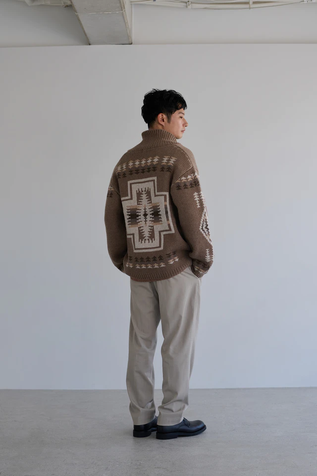 バーニーズとペンドルトンが紡ぐ別注コラボ、アメリカンヘリテージとカシミヤ素材で更新する大人のニットとスカーフ