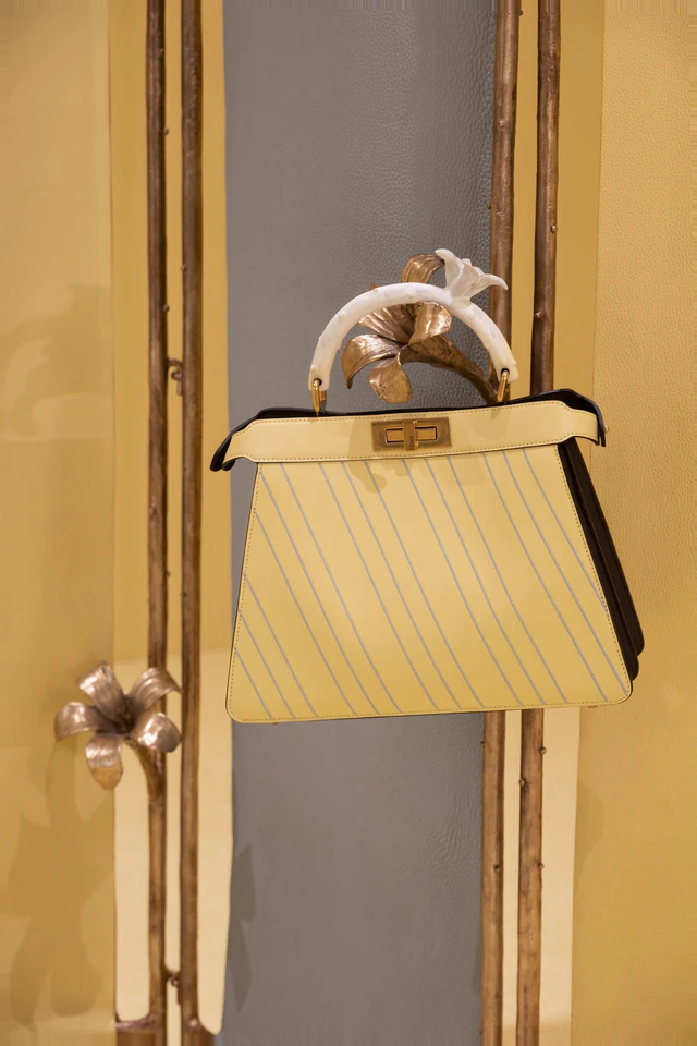 フェンディ「フォンデリア フェンディ」、コニー・ヴァレッセが紡ぐユリのモチーフとブロンズ家具、デザインマイアミ2025で公開