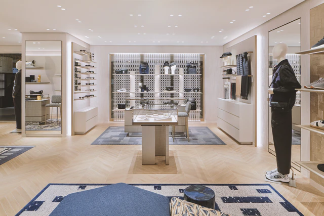 ディオール メンズが松坂屋名古屋店に登場、ホワイトとグレーの静謐なパレットで描く新ブティック体験