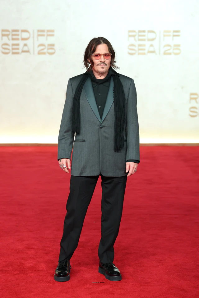 ディオールを纏うジョニー・デップ、紅海国際映画祭レッドカーペットに現れたグレータキシードの品格