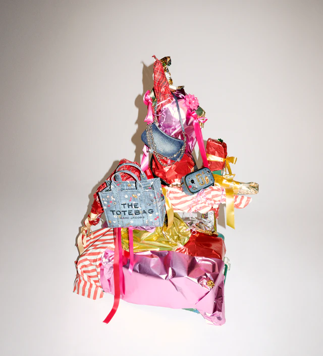 マークジェイコブスのホリデーギフトコレクション、心ときめくバッグと小物で彩る特別なシーズン