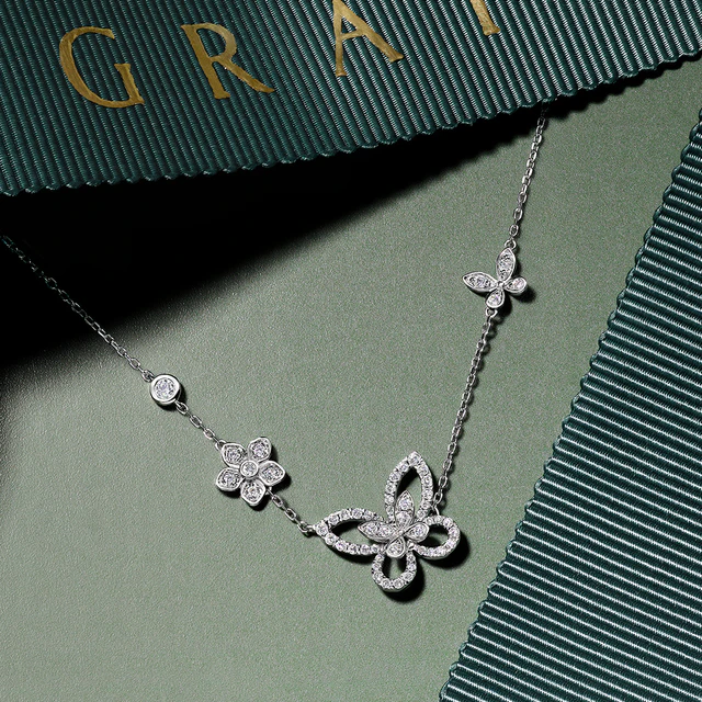 グラフの新作「バタフライ シルエット&フラワー」、オンライン限定ペンダントで叶えるホリデーのきらめき