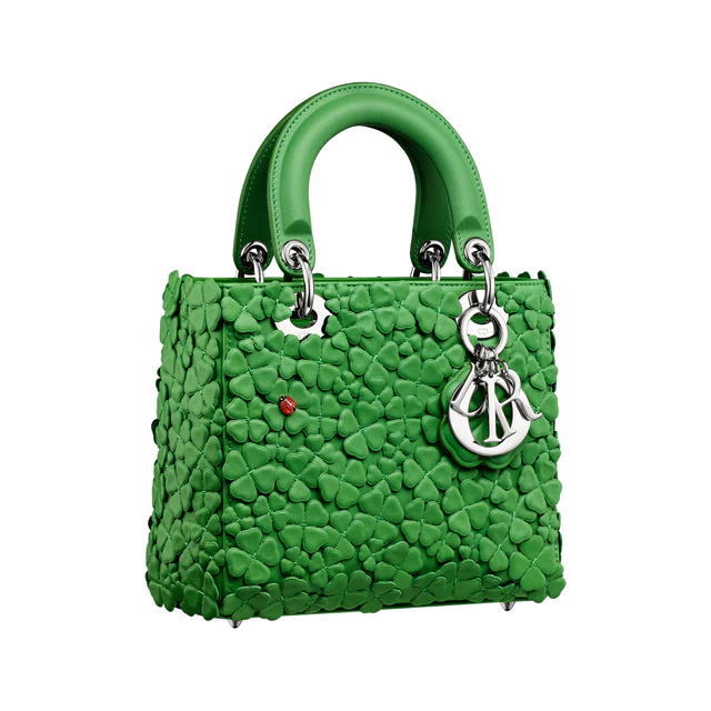 ディオールのアイコン「レディ ディオール」、ジョナサン・アンダーソンによるクローバーと花々のラッキーバッグ