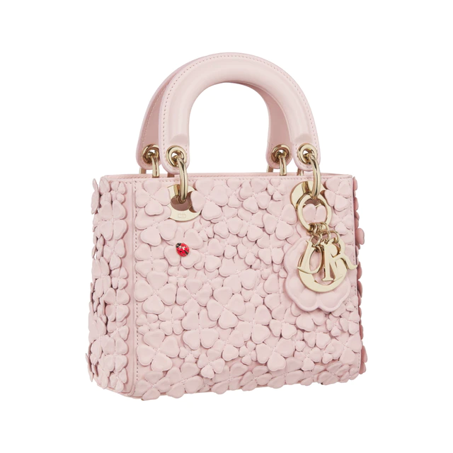 ラッキーモチーフをまとった「レディ ディオール」、ジョナサン・アンダーソンによる新作がディオールから登場