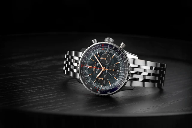 ライトリング ナビタイマー、日本限定ブラック マザーオブパールで魅せるオールブラックフェイスの新作クロノグラフ