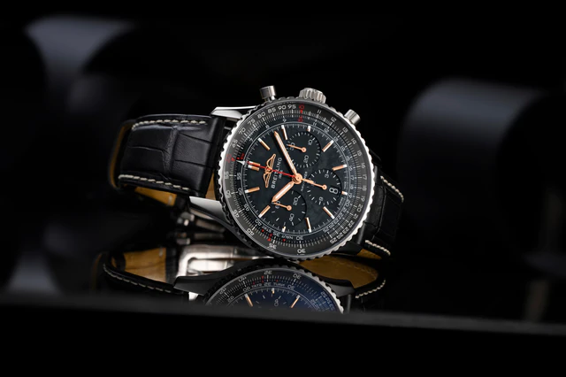 ブライトリングの日本限定ナビタイマー、ブラック マザーオブパールダイヤルが際立つオールブラックの腕元スタイル