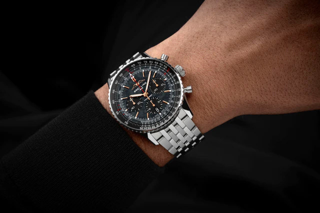 ブラック マザーオブパールが艶めく、ブライトリング 日本限定ナビタイマーのオールブラックモデルに注目