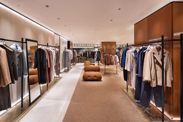 マックスマーラ 伊勢丹新宿店リニューアル、テディベア・ケープ先行販売でかなえる冬のエフォートレススタイル