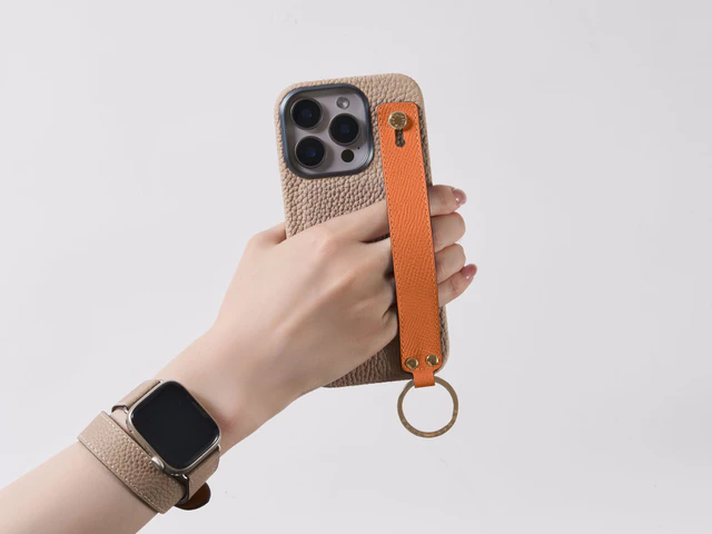 ボナベンチュラのハンドル付きスマホケース、SPURコラボの開運カラー