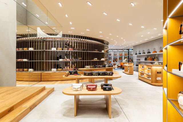 コーチ 銀座に新生旗艦店、Keeenueの壁画と「C」スカルプチャーで楽しむニューヨークと東京のエネルギー
