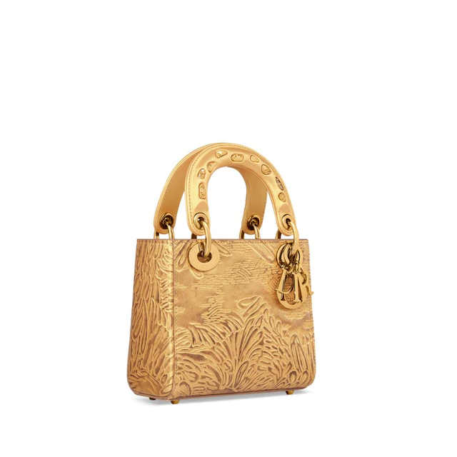 ディオールのアイコンバッグ「レディ ディオール」、ソフィア・ローブが手掛けた抽象画の世界と出会う「ディオール レディ アート」