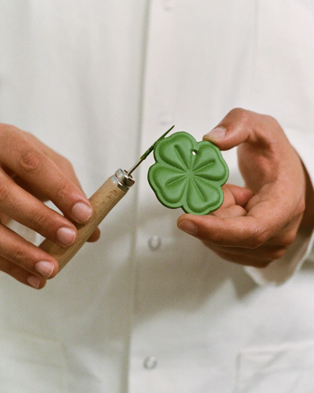 ディオール「レディ ディオール クローバー」が登場、アイルランドへのオマージュとラッキーチャームが融合した新たなレディ ディオール