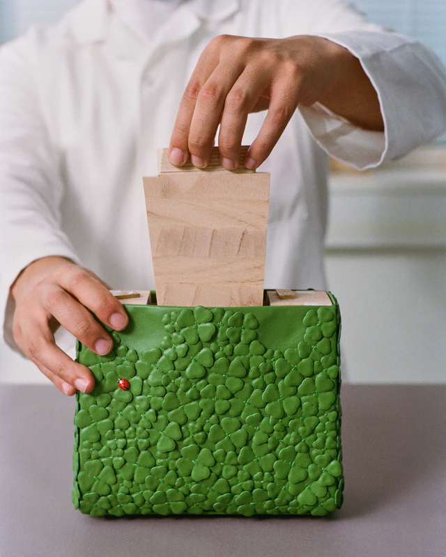 ディオール「レディ ディオール クローバー」、卓越したサヴォワールフェールと幸運モチーフで進化するウィメンズバッグコレクション