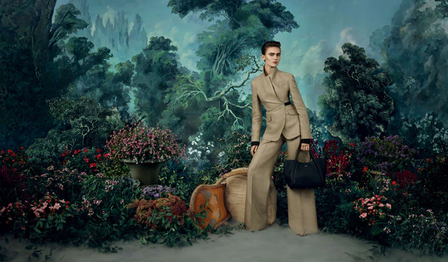 マックスマーラの2026年春夏広告、ロココから着想を得た幻想的空間でマックスマーラ ウーマンの知的な美しさを映す