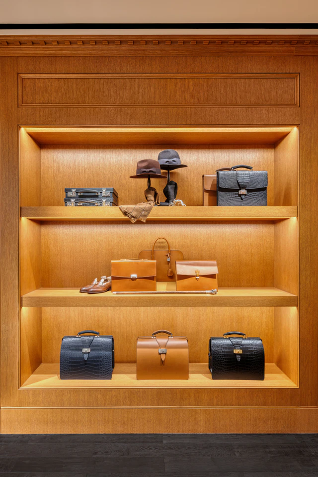 ダンヒルが阪急メンズ大阪店を刷新、ボードンハウスの世界観とカシミヤガンクラブチェックジャケットに注目