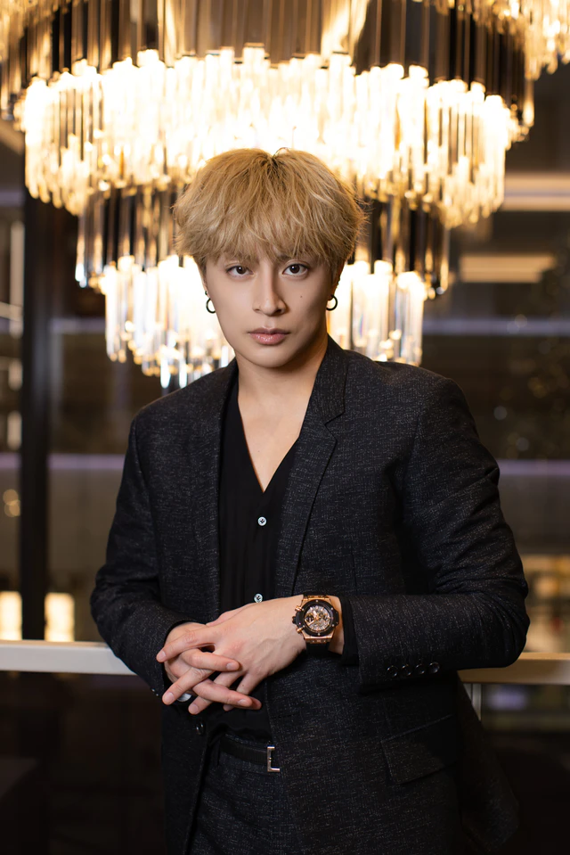 ディオールを象徴する「レディ ディオール」と現代アート、マーク・クイン参加の「ディオール レディ アート」を映像で辿る