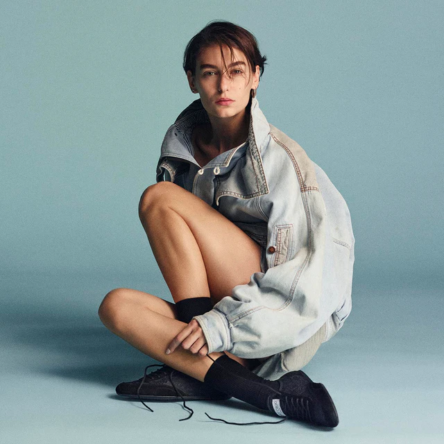 ジミーチュウから新作スニーカー「SUNNY（サニー）」、ポジティブなムードをまとうフェミニンレーストレーナー