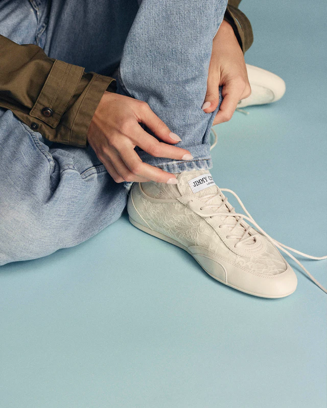 ジミーチュウの新作スニーカー「SUNNY（サニー）」を紹介します。ブランドの核にあるフェミニニティと洗練をモダンなトレーナーとして再解釈