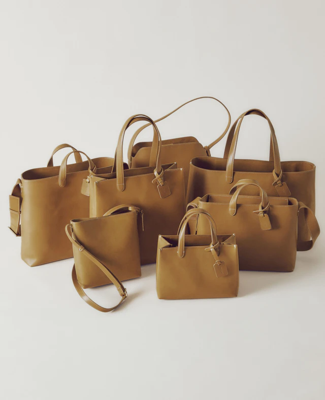 土屋鞄の定番レザー「ディアリオ」、限定色カーキで楽しむ経年変化と春夏スタイル