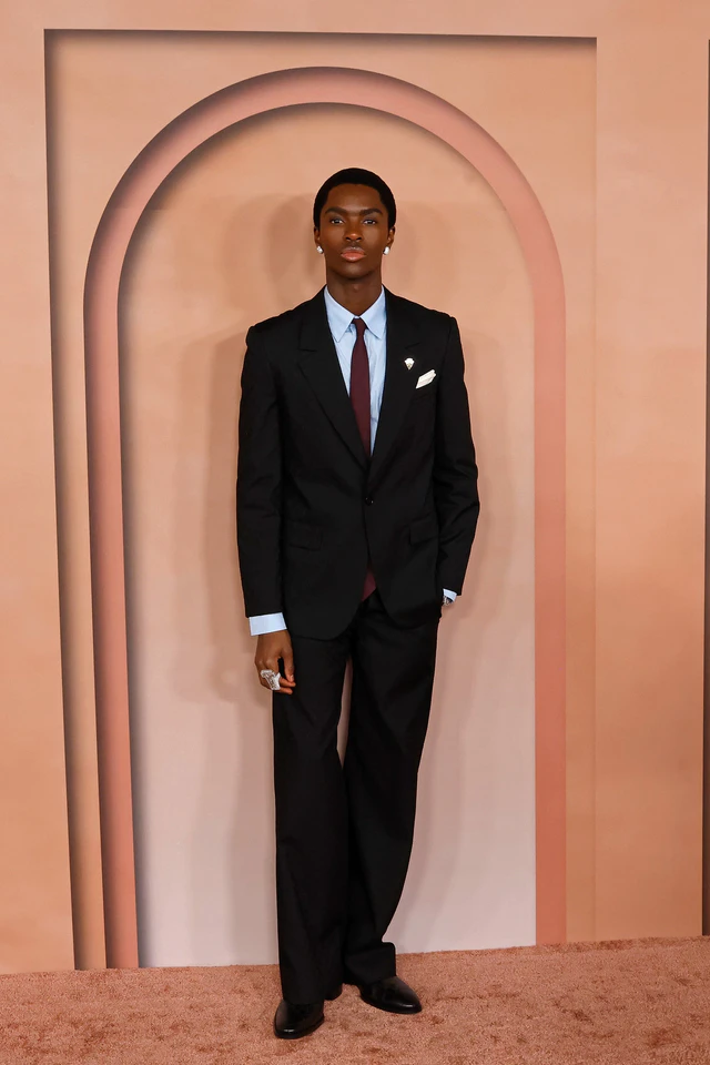 グッチ 「La Famiglia」コレクションを纏うアルトン・メイソン