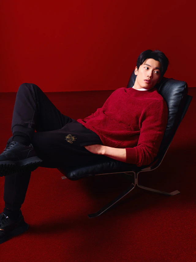 午年の幕開けを飾るBOSSカプセル「イヤー・オブ・ザ・ホース」、ワン・シュンと巡る中国金工芸インスパイアのモダンスタイル