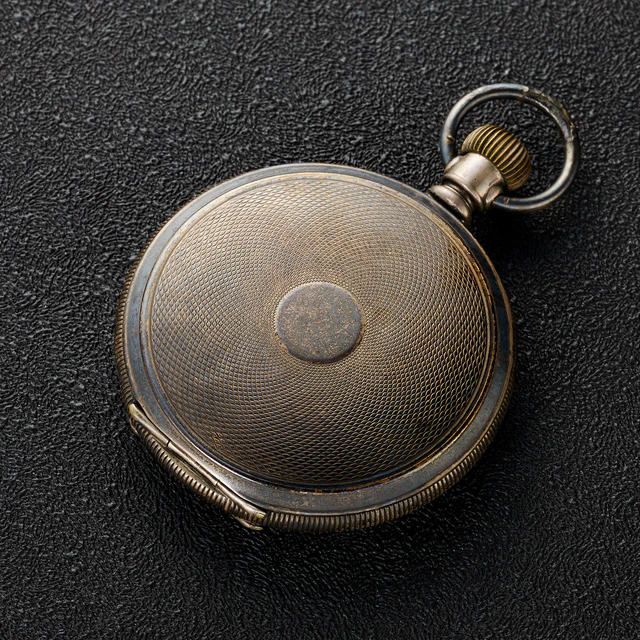 当時、輸入後に彫刻を施し、「服部時計店」で販売していた輸入懐中時計