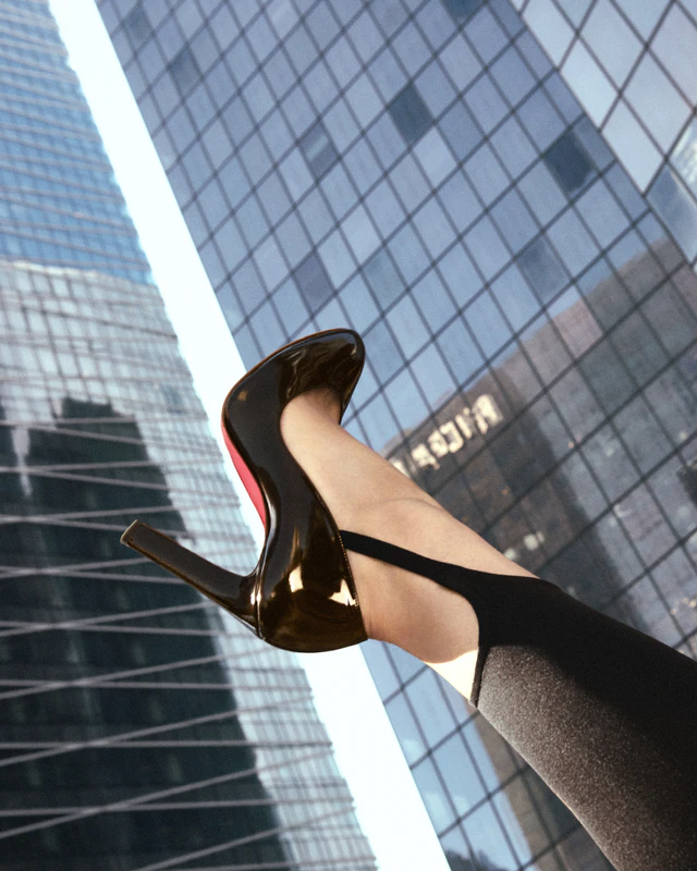 クリスチャン ルブタンの新作「Fannylove」、アーモンドトゥと彫刻的