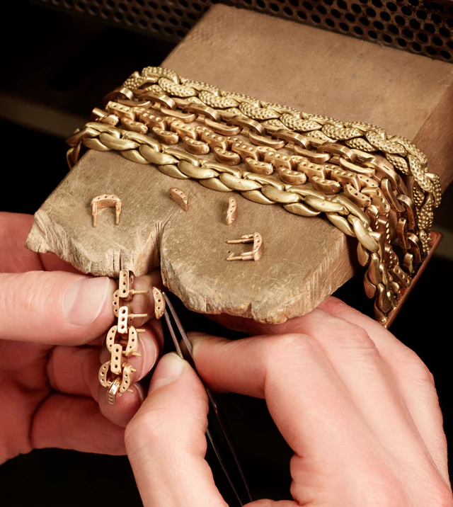 ポメラートのチェーンジュエリー、ミラノの職人技が紡ぐ動きと光の哲学「黄金に駆けるスピリット」