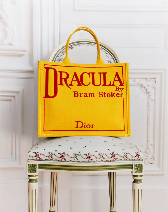 ディオール「ディオール ブックトート」、古典文学の装丁を纏う新バージョン「ブック カバーズ」が今シーズン登場します