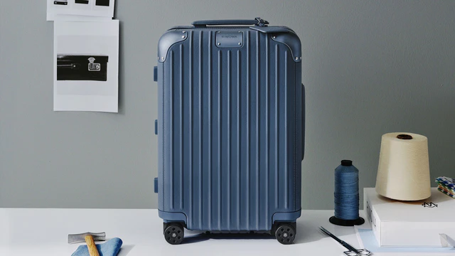 リモワが祝う新年の幕開け、レザースーツケースDistinctとOriginal TwistとクロスボディPersonalにパウダーブルーが加わります