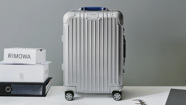 リモワの最新シーズナルカラー「パウダーブルー」、冬の静けさを映すDistinctとOriginal TwistとPersonalの新作コレクション