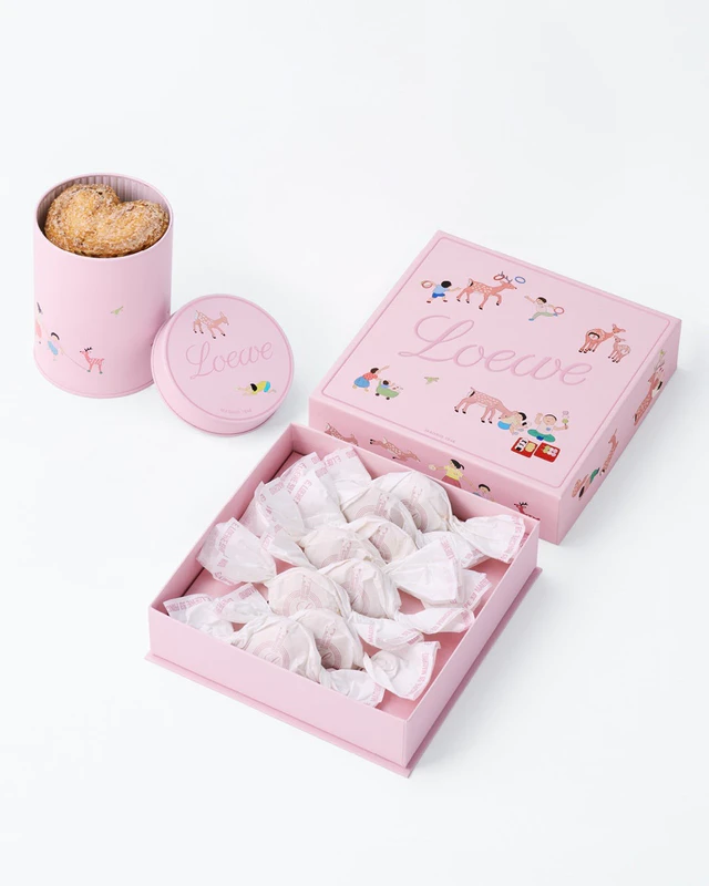 ロエベ 左：LOEWE x Suna Fujita パルメラ (10枚) 　右：LOEWE x Suna Fujita ポルボロン (8個)　どちらもカサロエベ銀座限定