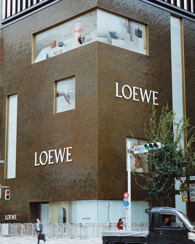 カサロエベ銀座の誕生を記念するロエベ、上を向いて歩こうと銀座シティガイドがつなぐ新キャンペーン