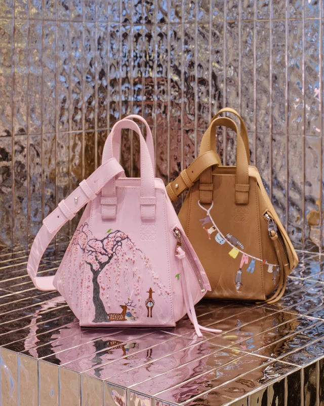 ロエベ　左：シカと子ども ハンモックバッグ コンパクト　右：アライグマと子ども ハンモックバッグ コンパクト どちらもカサロエベ銀座限定