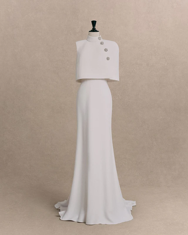 第83回ゴールデン・グローブ賞、エミリー・ブラントが選んだルイ・ヴィトンのホワイトドレスと職人技