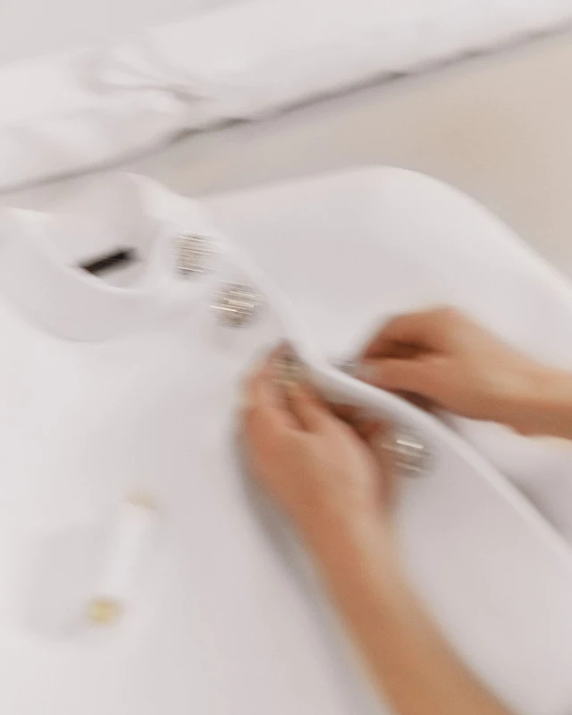 エミリー・ブラントがレッドカーペットで見せた、ルイ・ヴィトンのカスタムメイドドレスに宿るサヴォアフェール