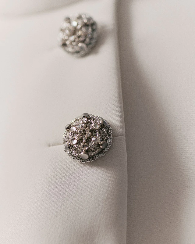 ルイ・ヴィトンのサヴォアフェール、エミリー・ブラントがゴールデン・グローブ賞で纏った360時間のホワイトドレス