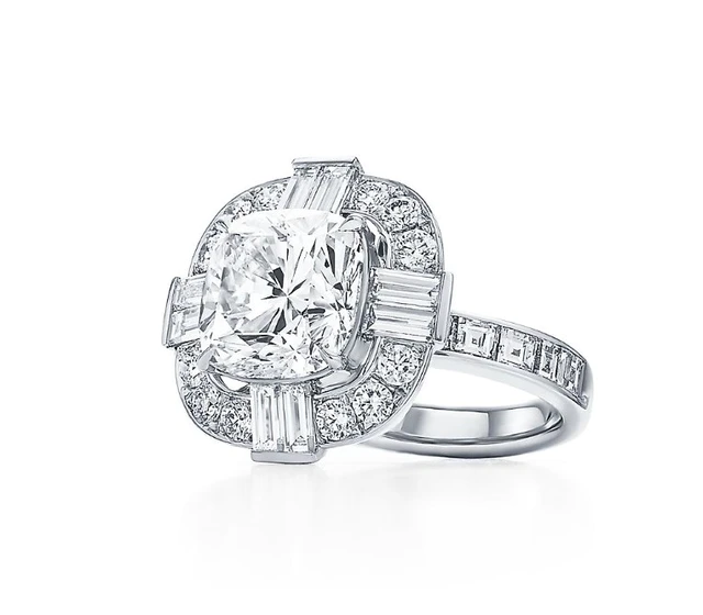 2026年ゴールデングローブ賞 エミリー・ブラントの着用ジュエリー プラチナにダイヤモンドをあしらった指輪 