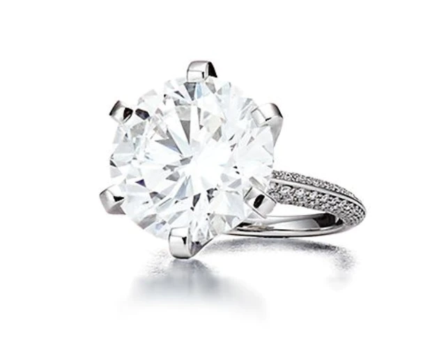 2026年ゴールデングローブ賞 アマンダ・サイフリッドの着用ジュエリー プラチナ製リングに、11カラット以上のダイヤモンドとダイヤモンドアクセントを配したデザイン