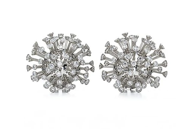 2026年ゴールデングローブ賞 エミリー・ブラントの着用ジュエリー ティファニー ＆ カンパニー ジャン・シュルンベルジェ プラチナ製 ダイヤモンド付きポワールイヤリング