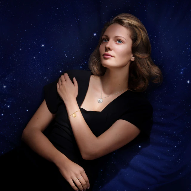 ヴァンクリーフ&アーペル「ゾディアック コレクション」、天空と星座を讃える新作メダルとブレスレットの物語